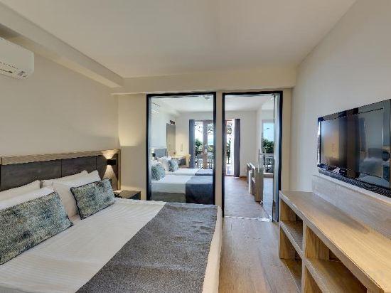 FAMILY ROOM SEA VIEW