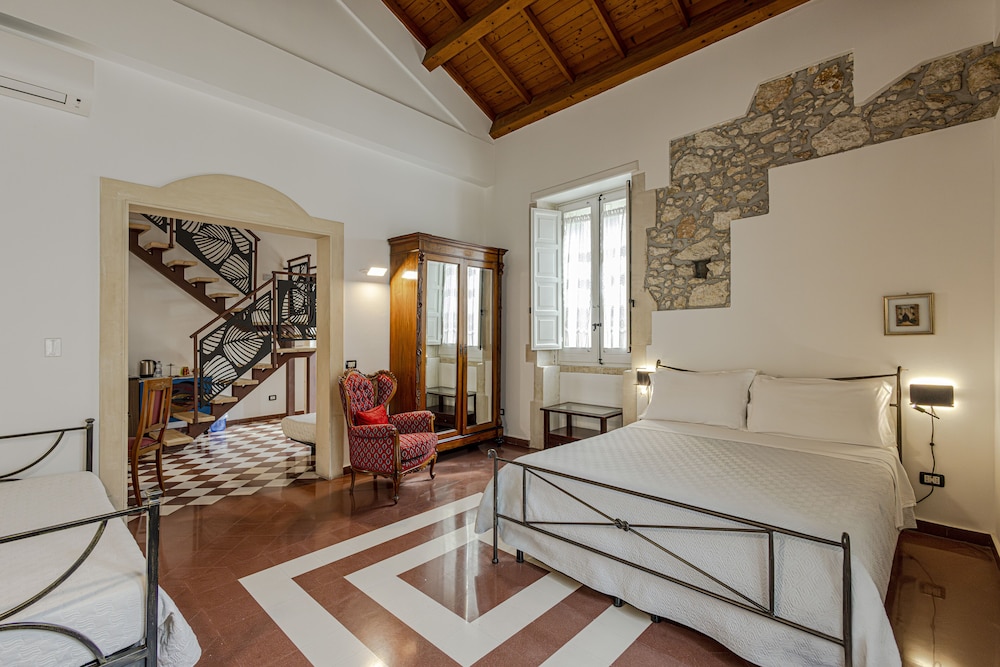 DELUXE, SUITE, BALCONY