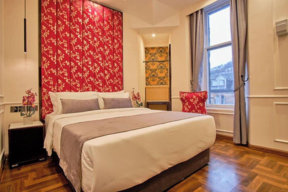 Colosseum, Petite, Queen Bed