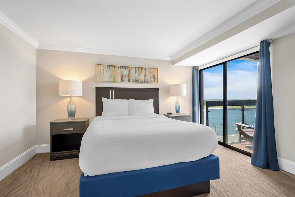 Suite, Queen Bed, Water View