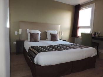 Quadruple, Queen Bed