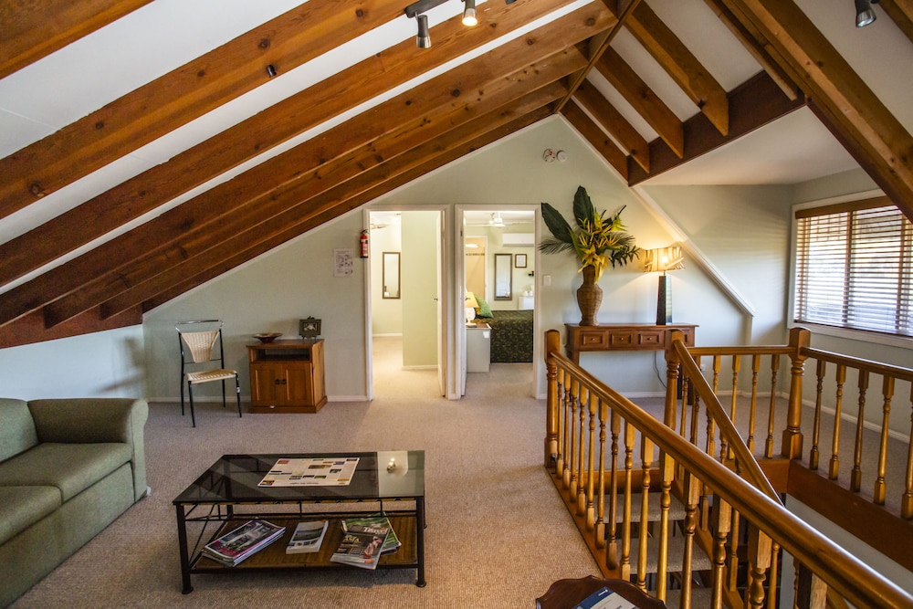 Ainslie Manor Bed and Breakfast 44/66