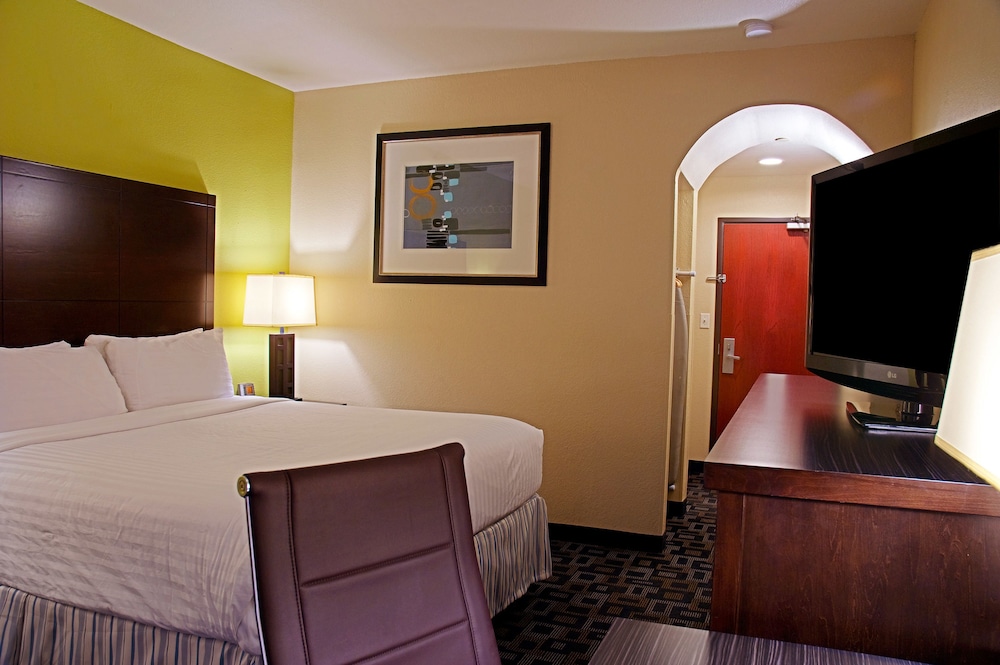 Super 8 by Wyndham Irving/DFW Apt/North 10/25