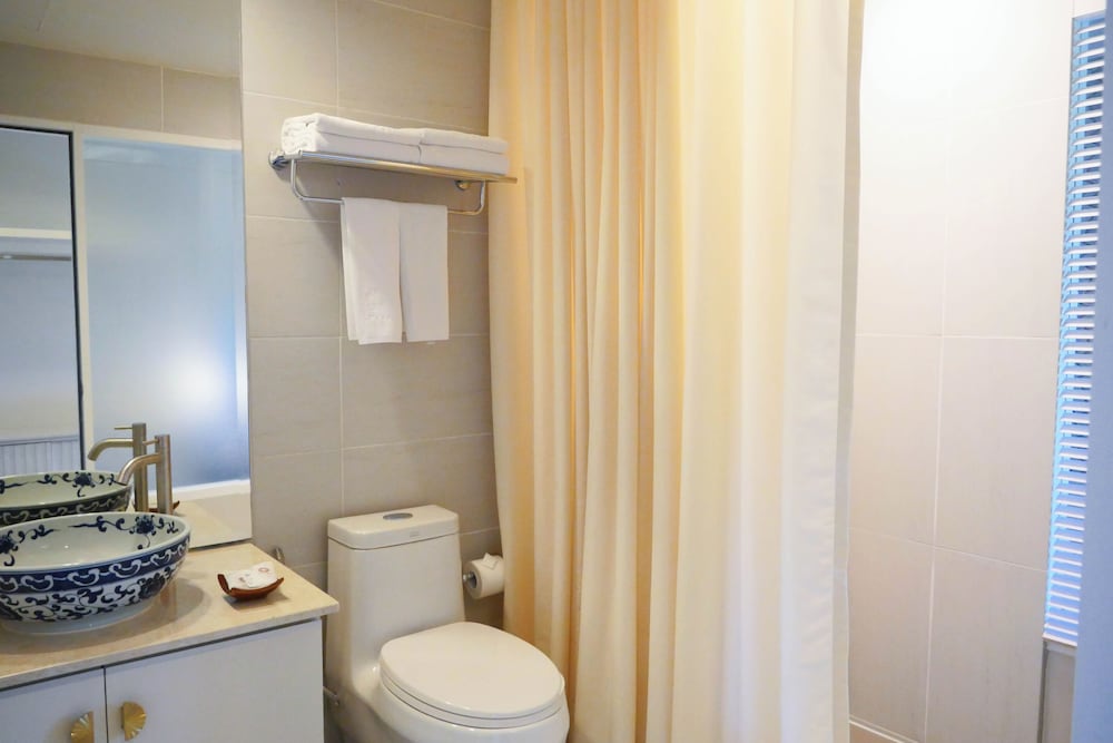 O Nya Phuket Hotel 68/70