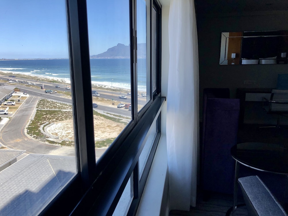 Blaauwberg Beach Hotel 48/100