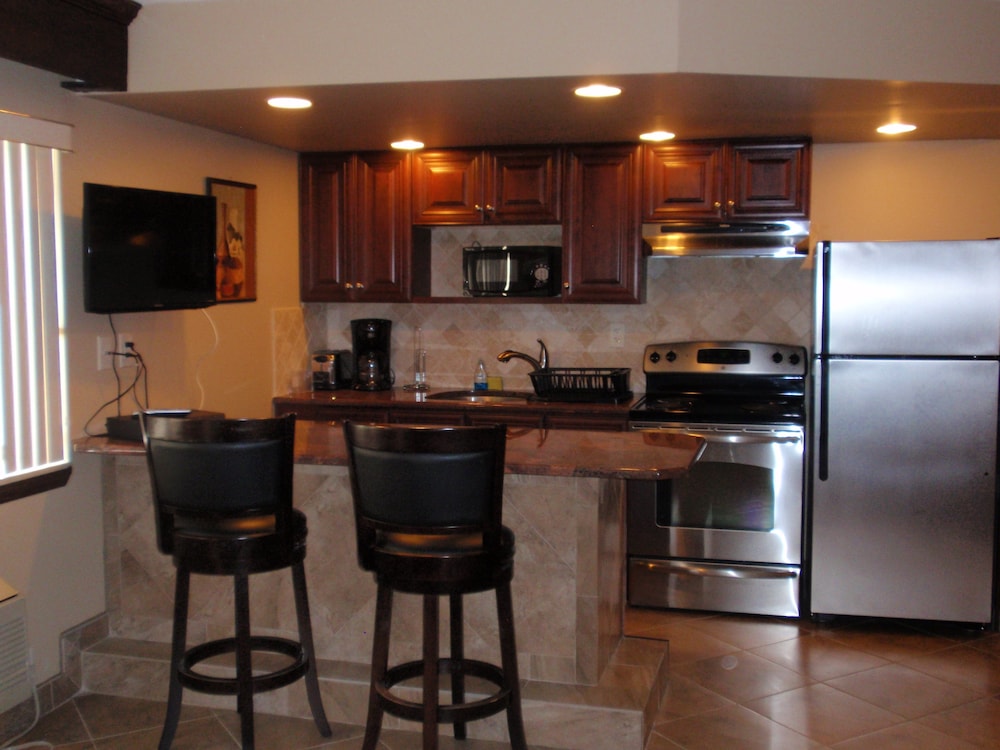 Chalet Inn & Suites Centerport 28/45