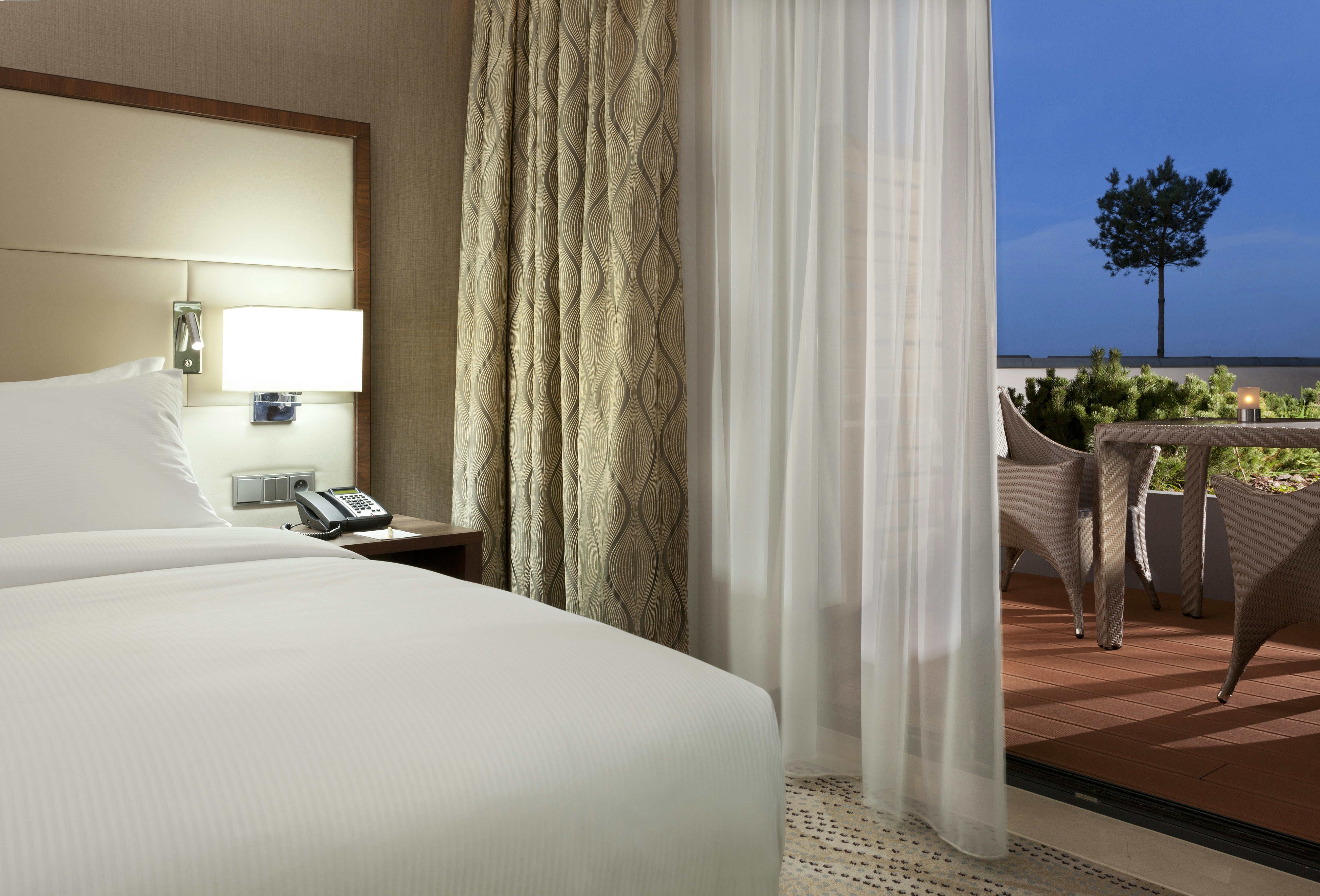 GUEST ROOM, KING BED, TERRACE