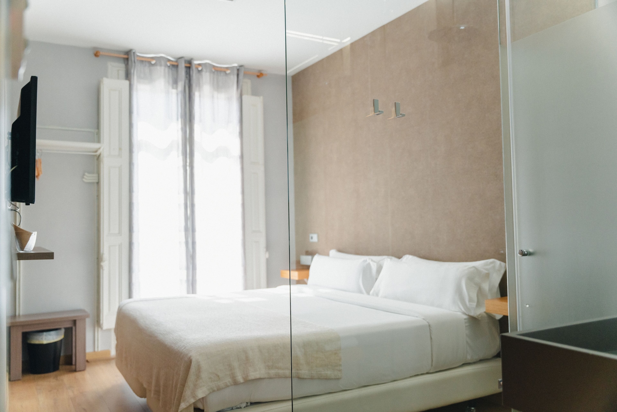 DELUXE, DOUBLE BED
