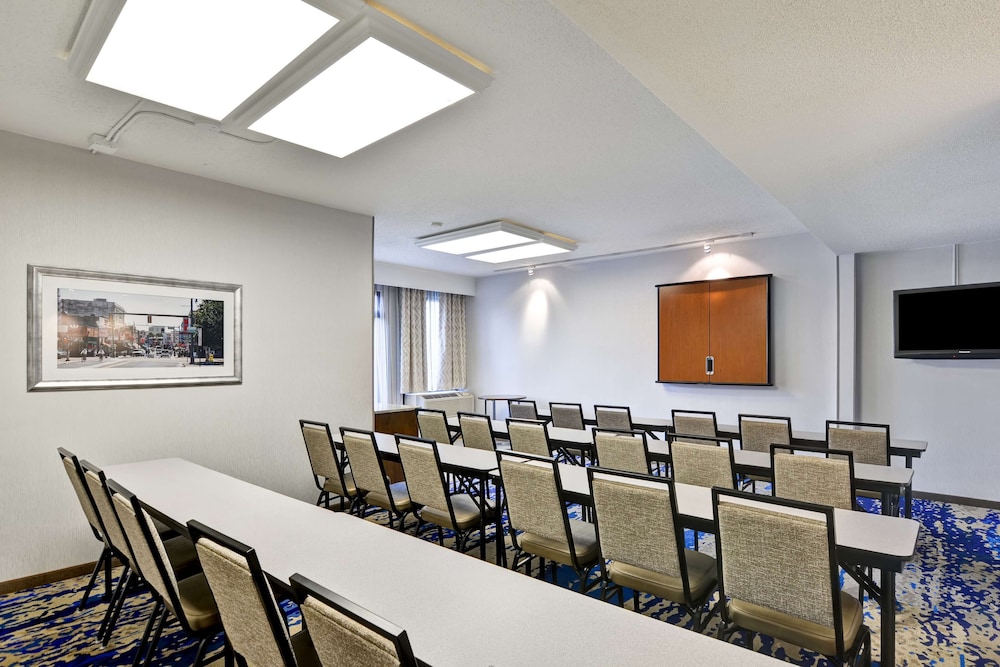 Hampton Inn Memphis-Poplar 46/53