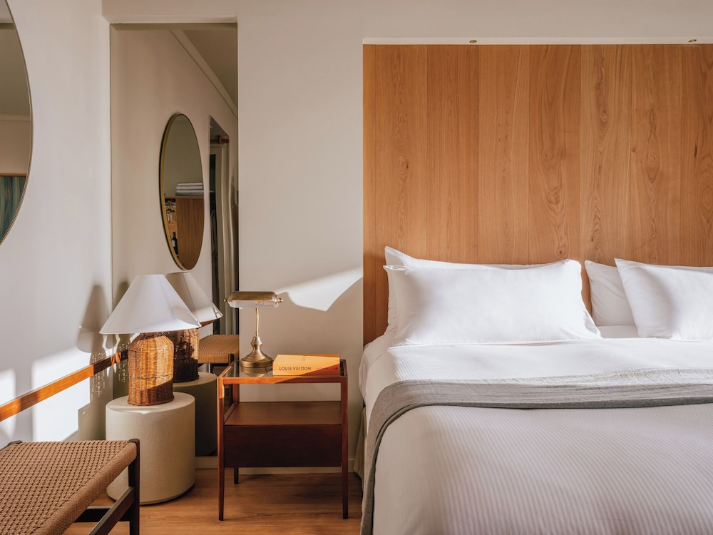 Deluxe, Queen Bed, Castle View