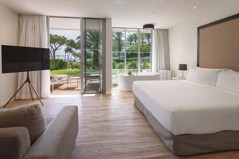 The Level, Garden, Suite, 3 Double Beds, Bathtub