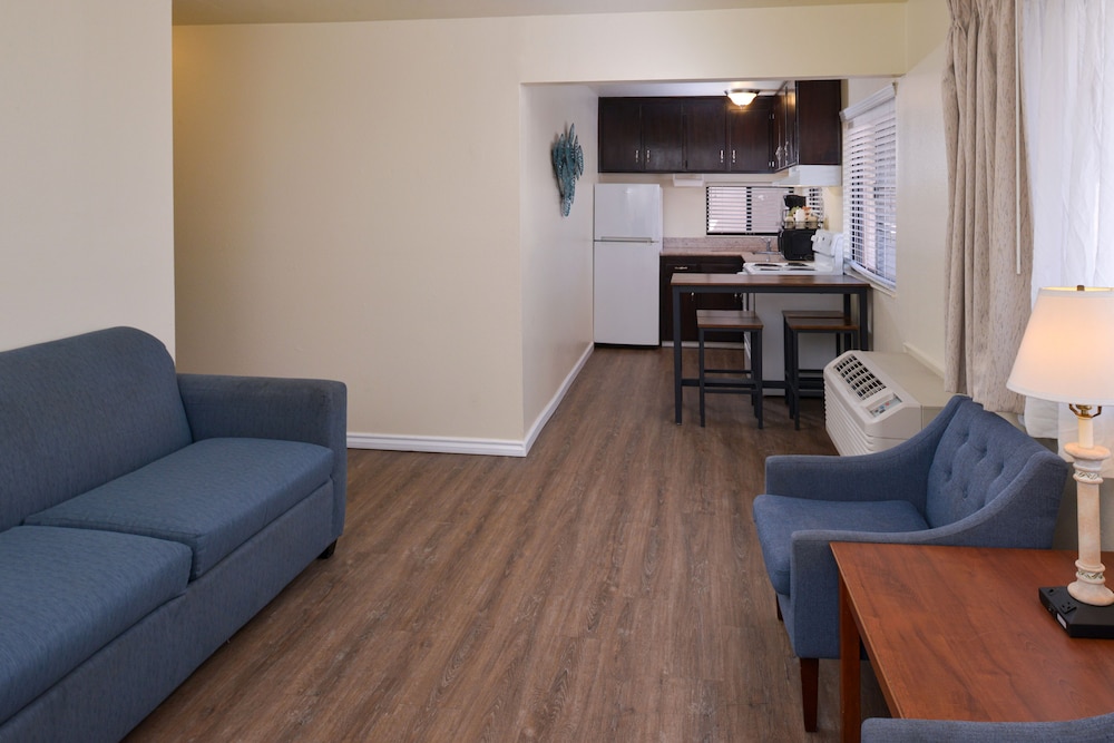 Edgewater Inn And Suites 56/76