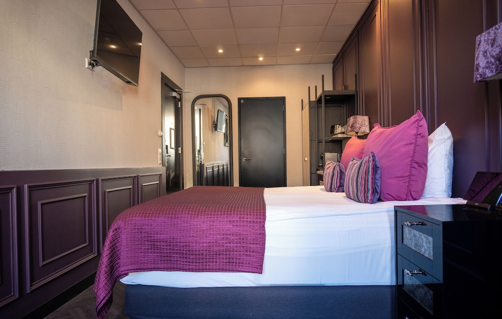 1 Bedroom, Luxury, King Bed, Canal View, Bathtub, Large, Ground Floor