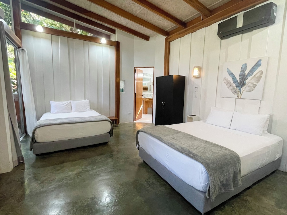 SUITE, 2 QUEEN BEDS, GARDEN VIEW, KITCHEN