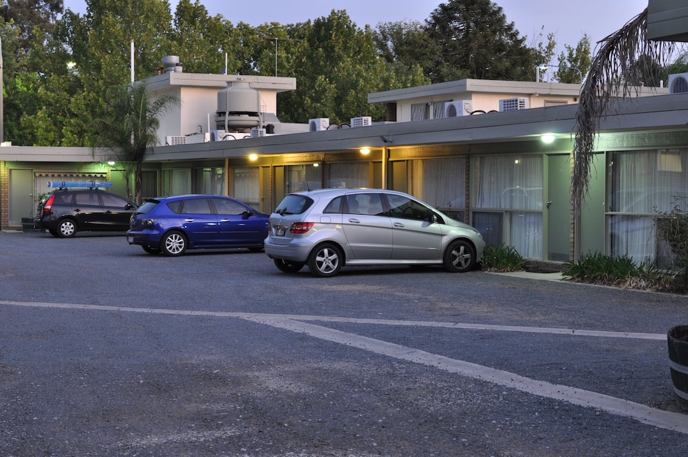 ALBURY BURVALE MOTOR INN 44/47