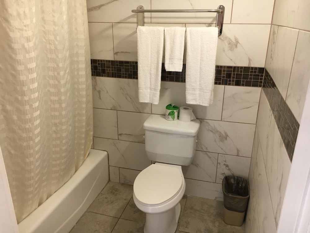 Travelodge By Wyndham Harbor City 8/29