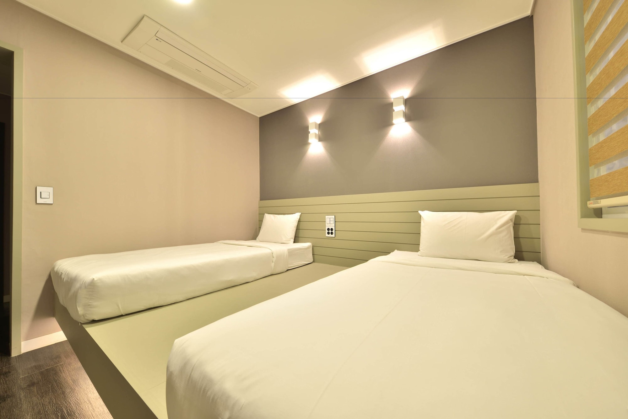 STANDARD, TWIN BEDS, CITY VIEW