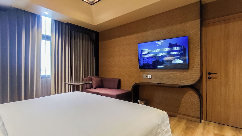 PRIVILEGE, KING BED, CITY VIEW