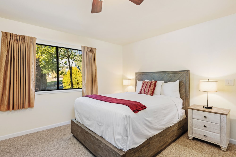 Vineyard, Spa, Superior, Cottage, Suite, Queen Bed, Hot Tub
