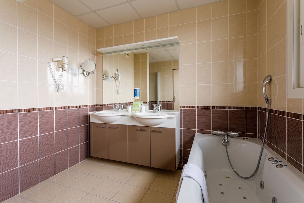 Brit Hotel Fougeres - Hotel Du Parc 67/69