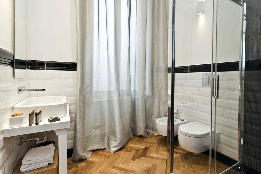 VANITY HOTEL 48/52