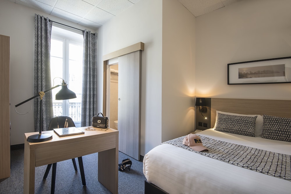 ROOM, DOUBLE BED
