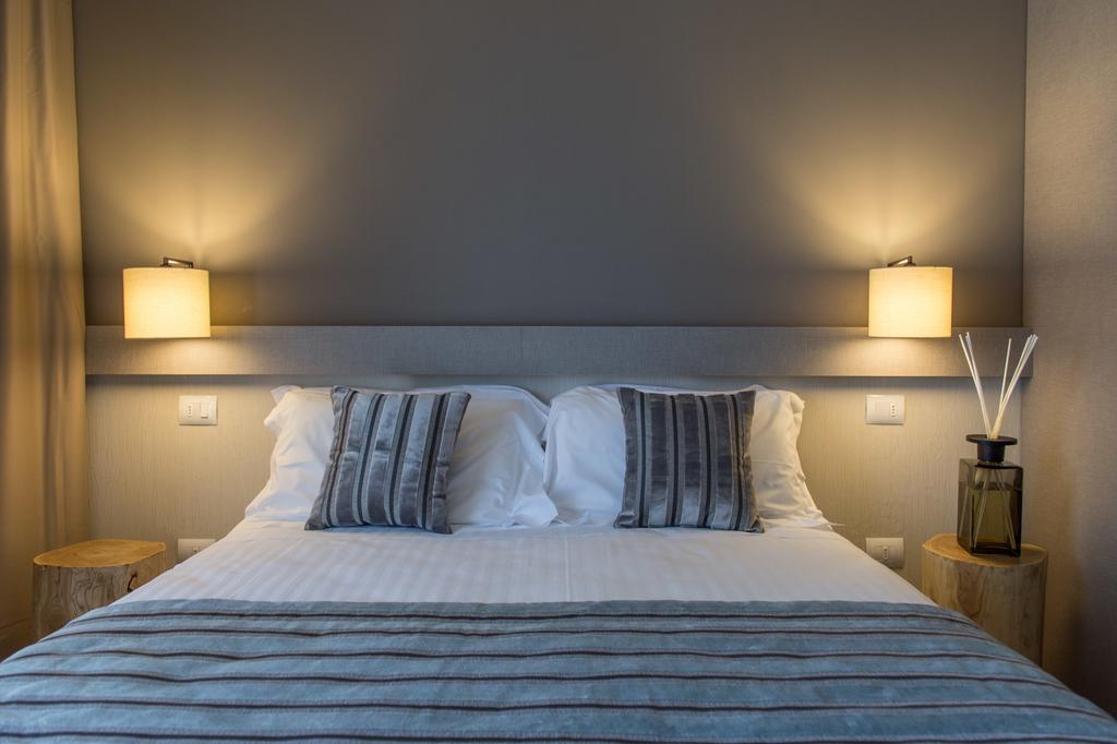 ROOM, SINGLE, DOUBLE BED