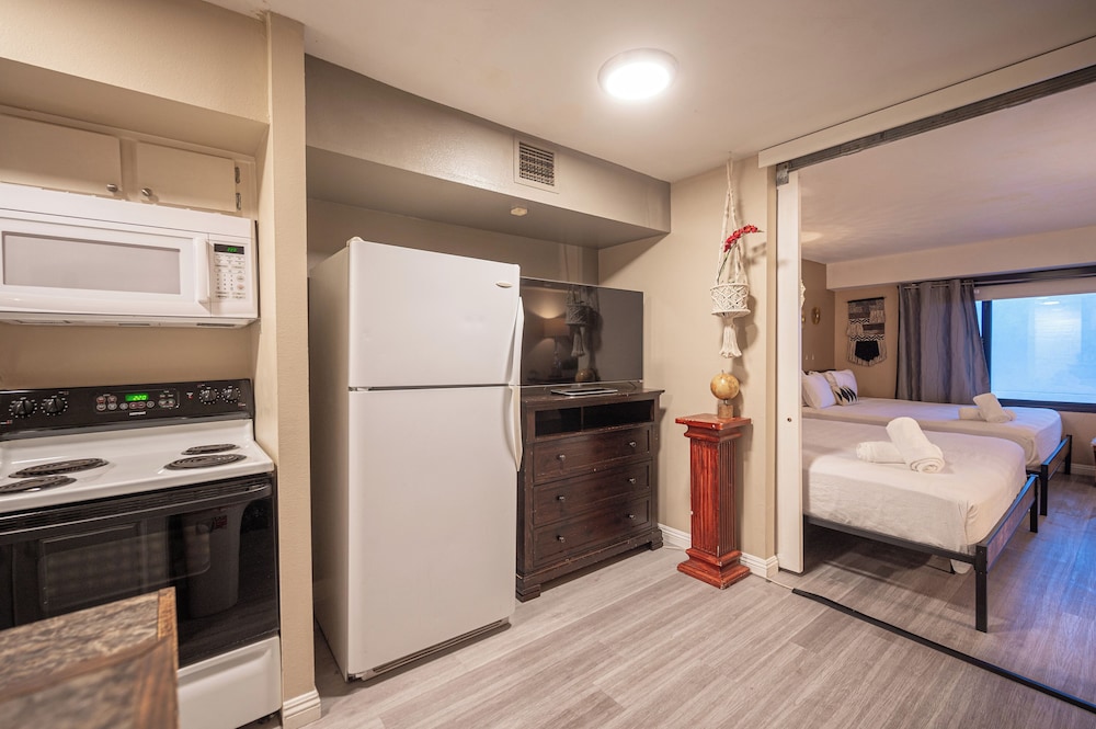 1Bd1Ba w BonusRM Stay Together Suites 30/62