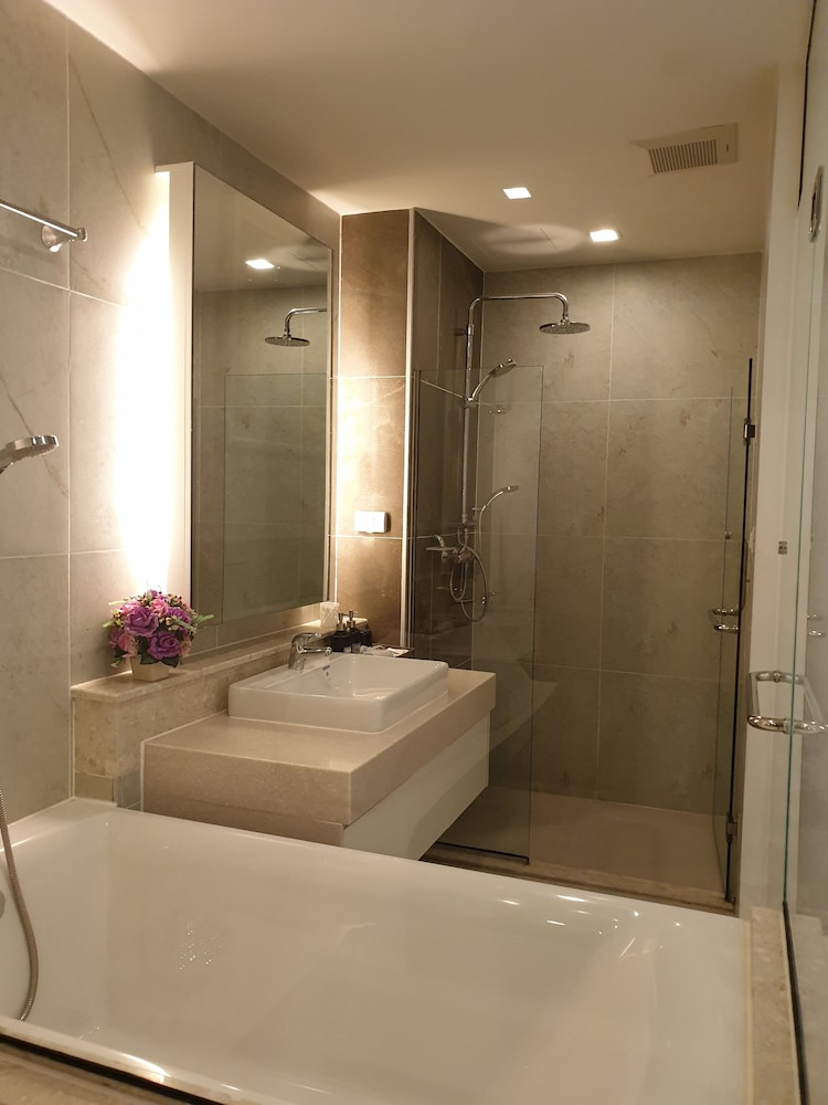 The Astra Luxury Suit condo 49/50
