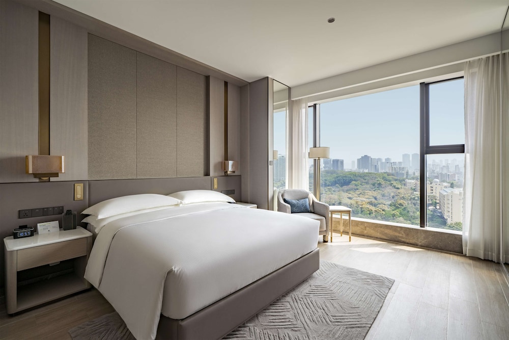 STUDIO, KING BED, PARK VIEW