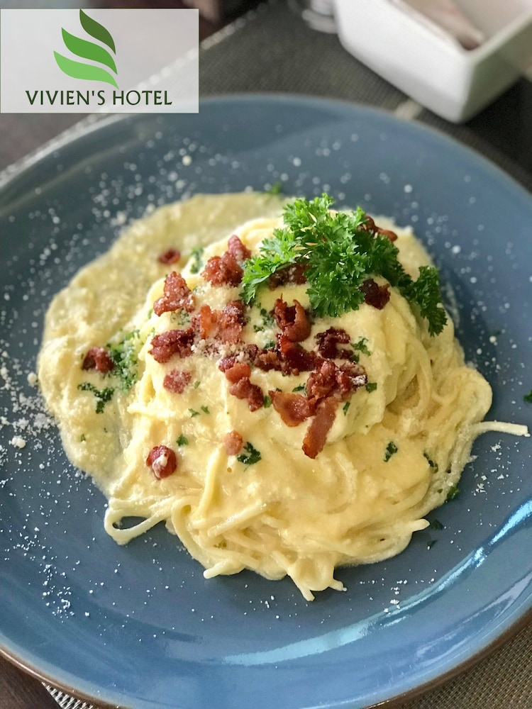 Vivien's Hotel 34/51