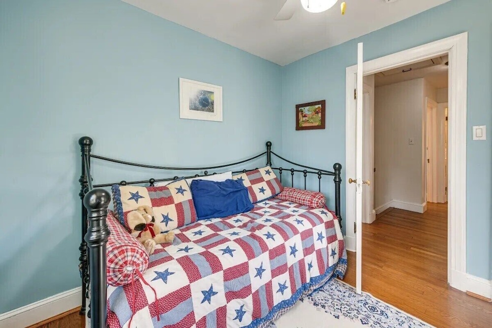 HOUSE, PRIVATE BATHROOM
