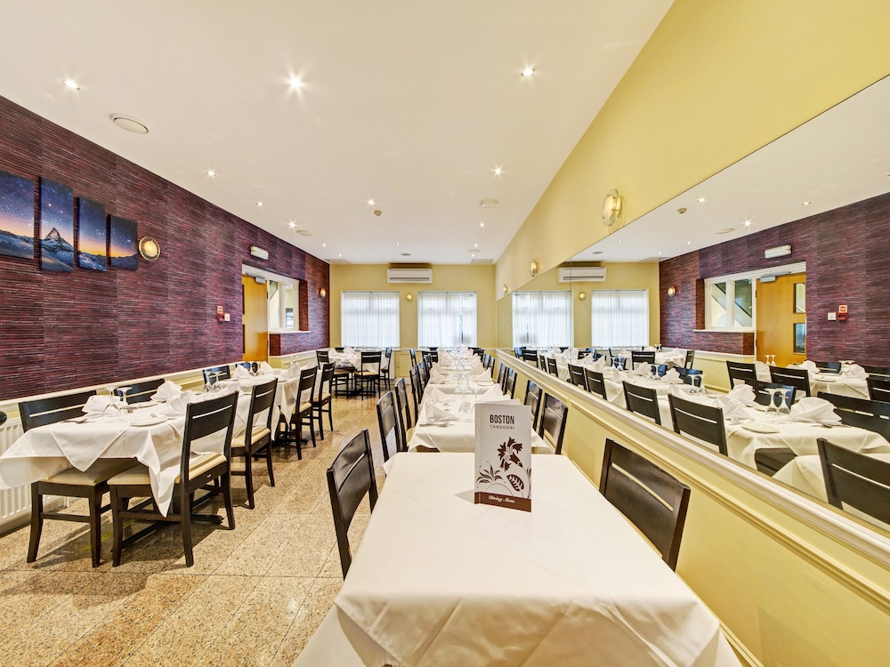 OYO Bostons Manor Hotel, Hanwell London 47/64