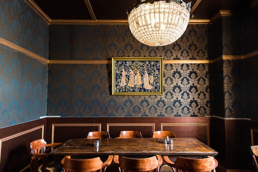 Shakespeare Hotel Surry Hills 9/37