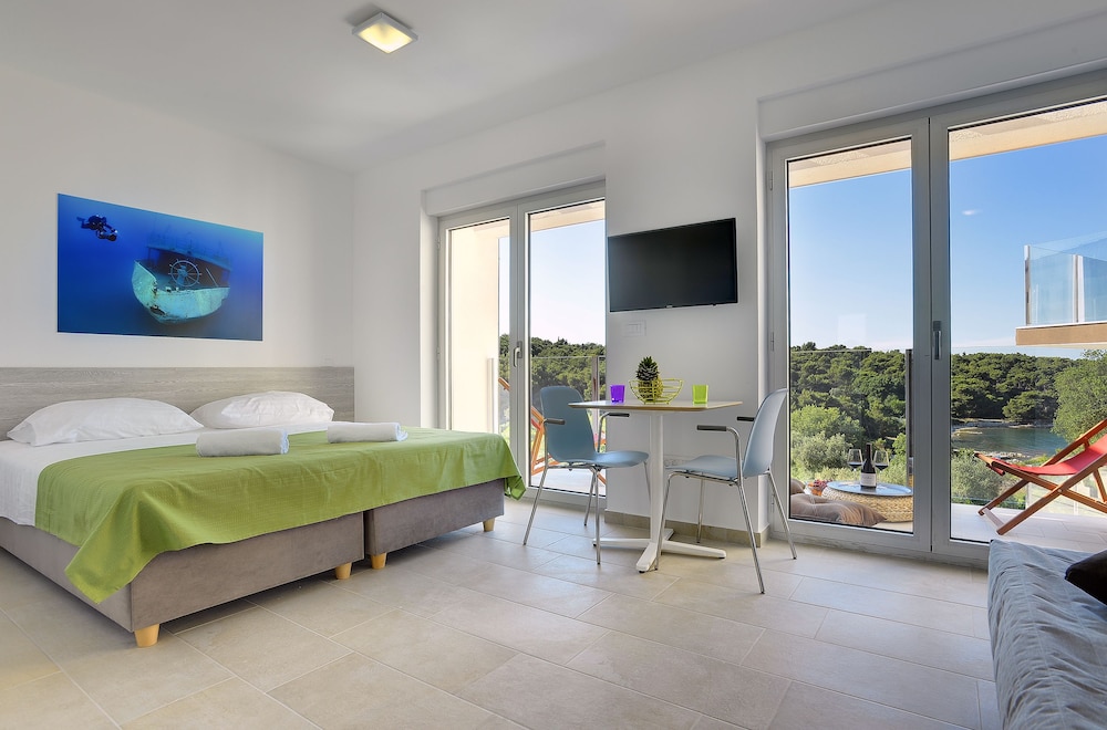 STUDIO, SUITE, BALCONY