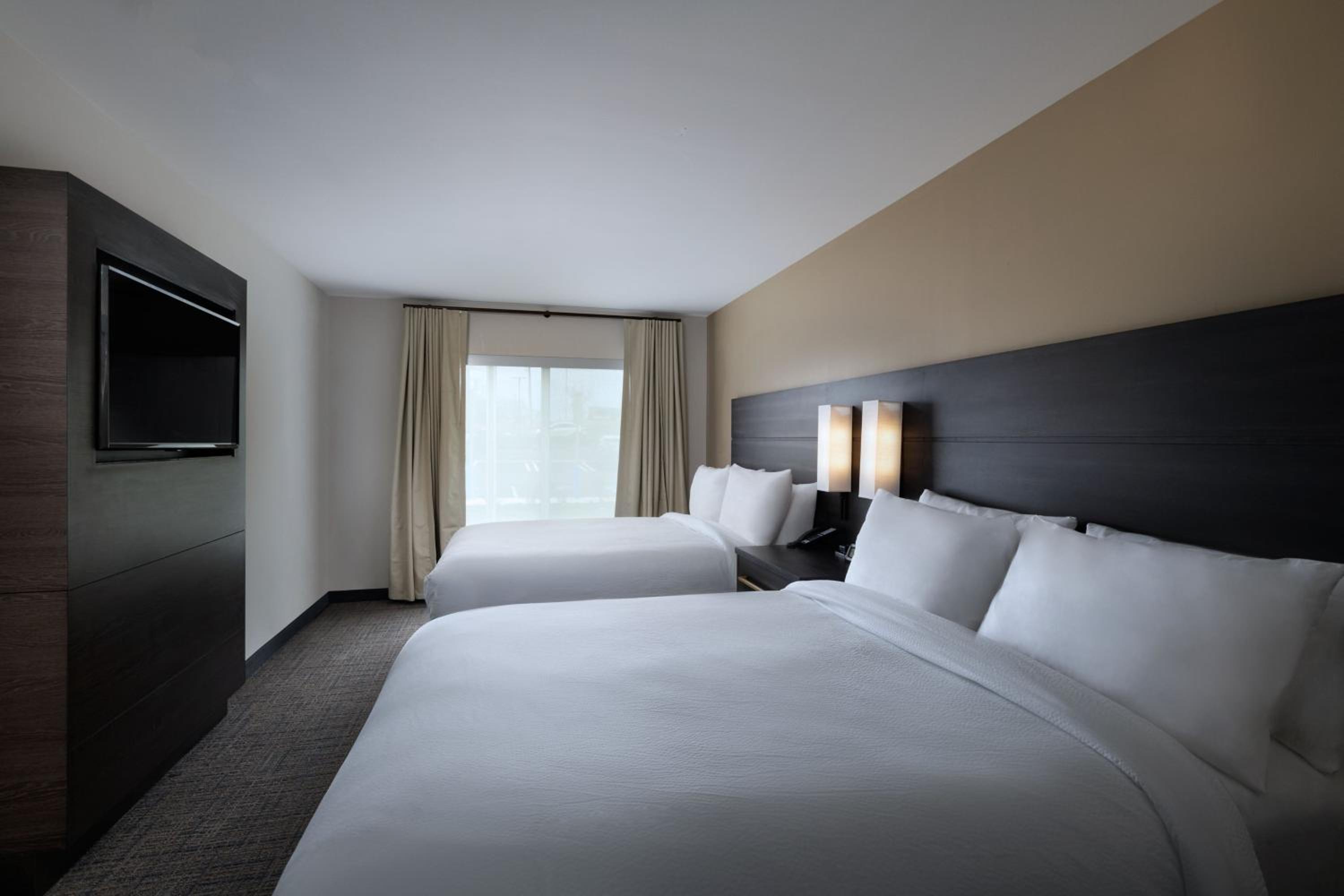 1 Bedroom, Suite, 2 Queen Beds, Sofa, Bathtub, Accessible