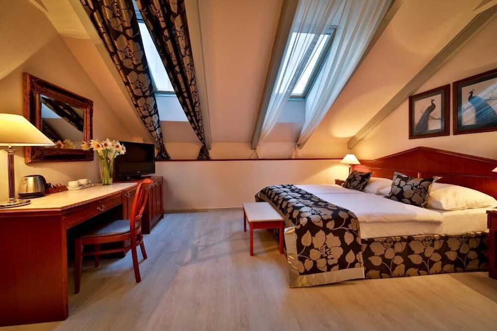 Carlton Hotel 15/51