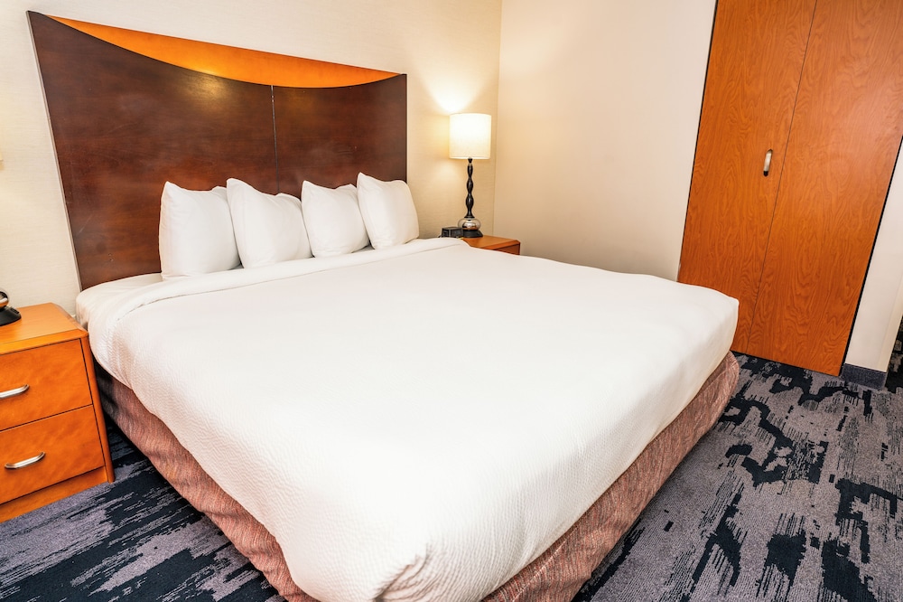 Fairfield Inn Suites San Antonio Downtown Alamo Plaza 15/50