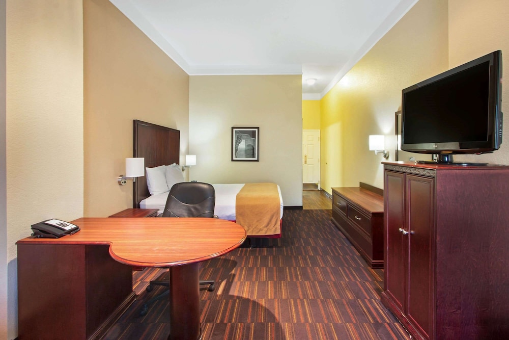 La Quinta Inn & Suites by Wyndham Albuquerque Midtown 38/57