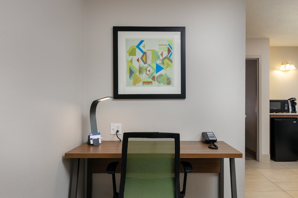Holiday Inn Express Hotel & Suites Milton East I-10 60/73