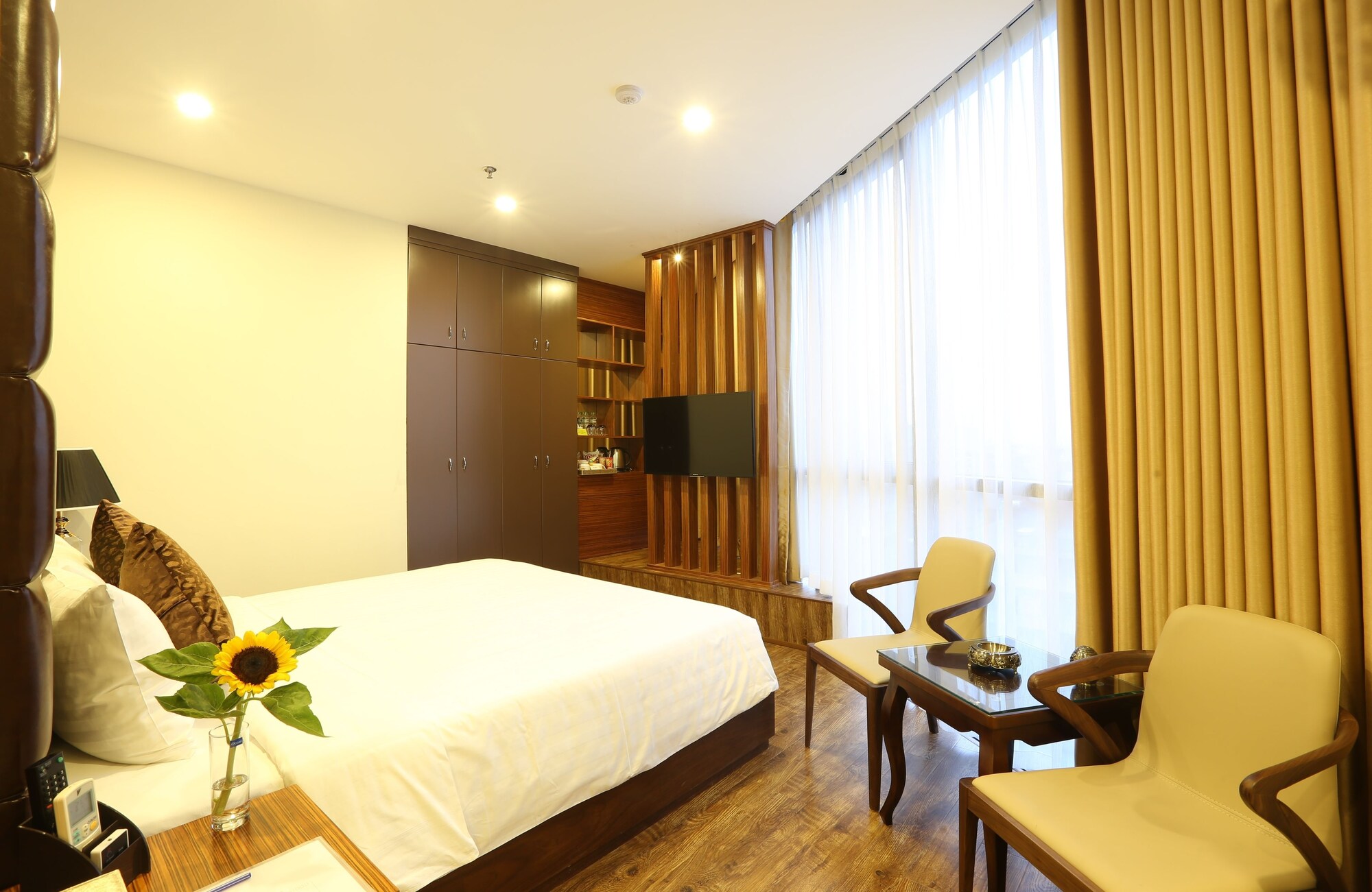 DELUXE, KING BED