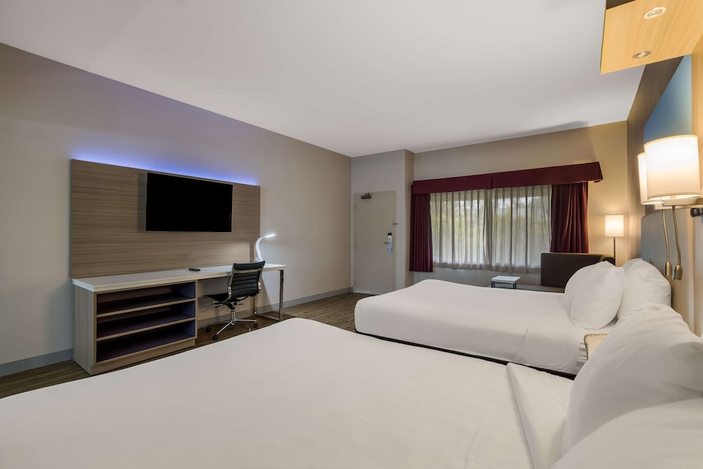 Standard, 2 Queen Beds, Freeway Side