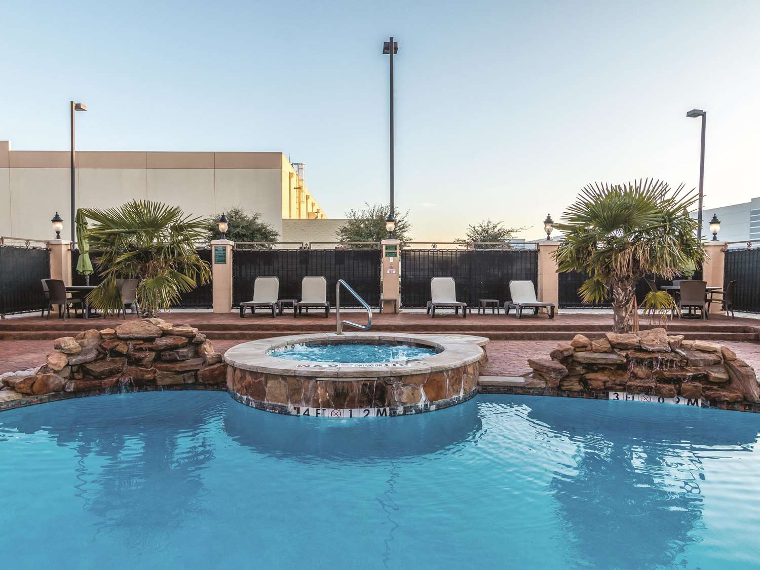 La Quinta Inn & Suites by Wyndham Dallas Grand Prairie South 12/44