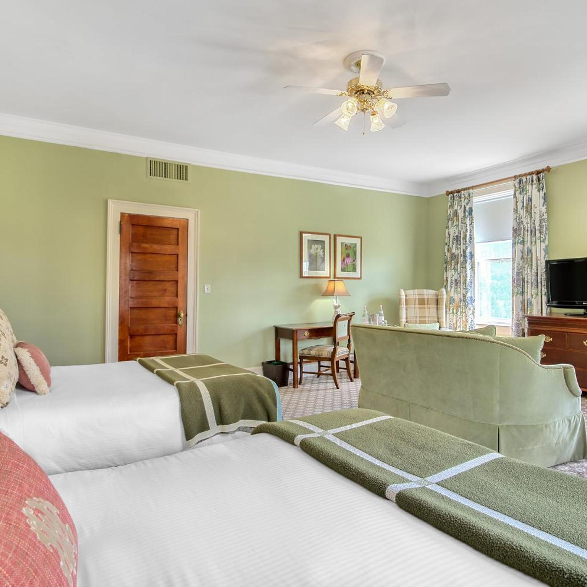 Vista Room, 2 Queen Beds, Corner