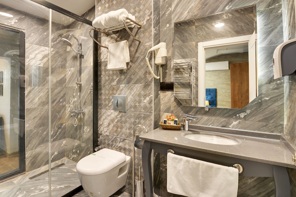 Castillo Luxury Rooms And Suites 31/38