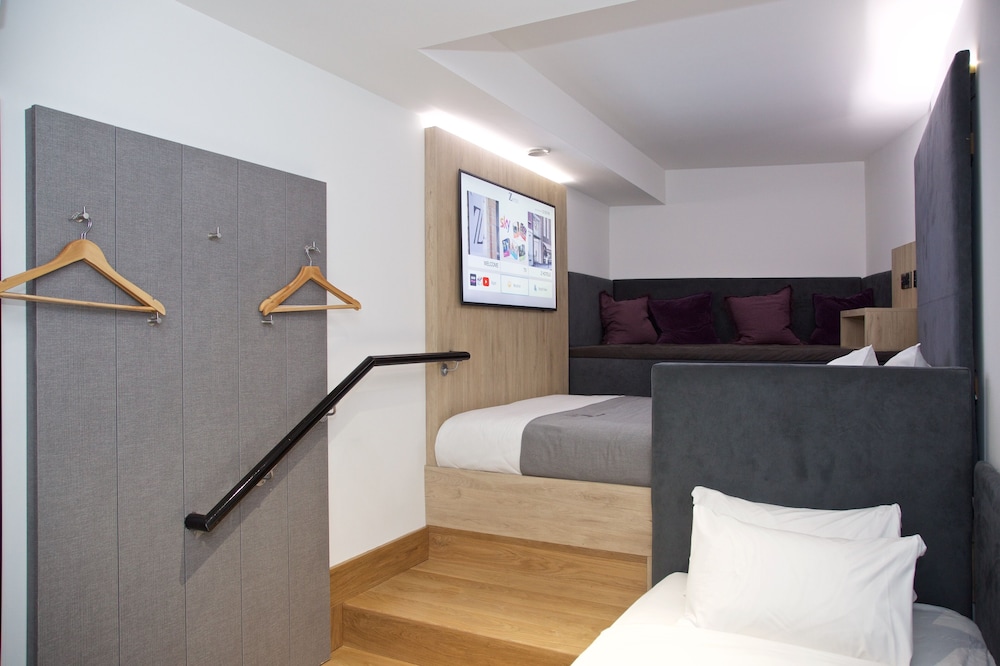 Junior Suite, King Bed, No Window