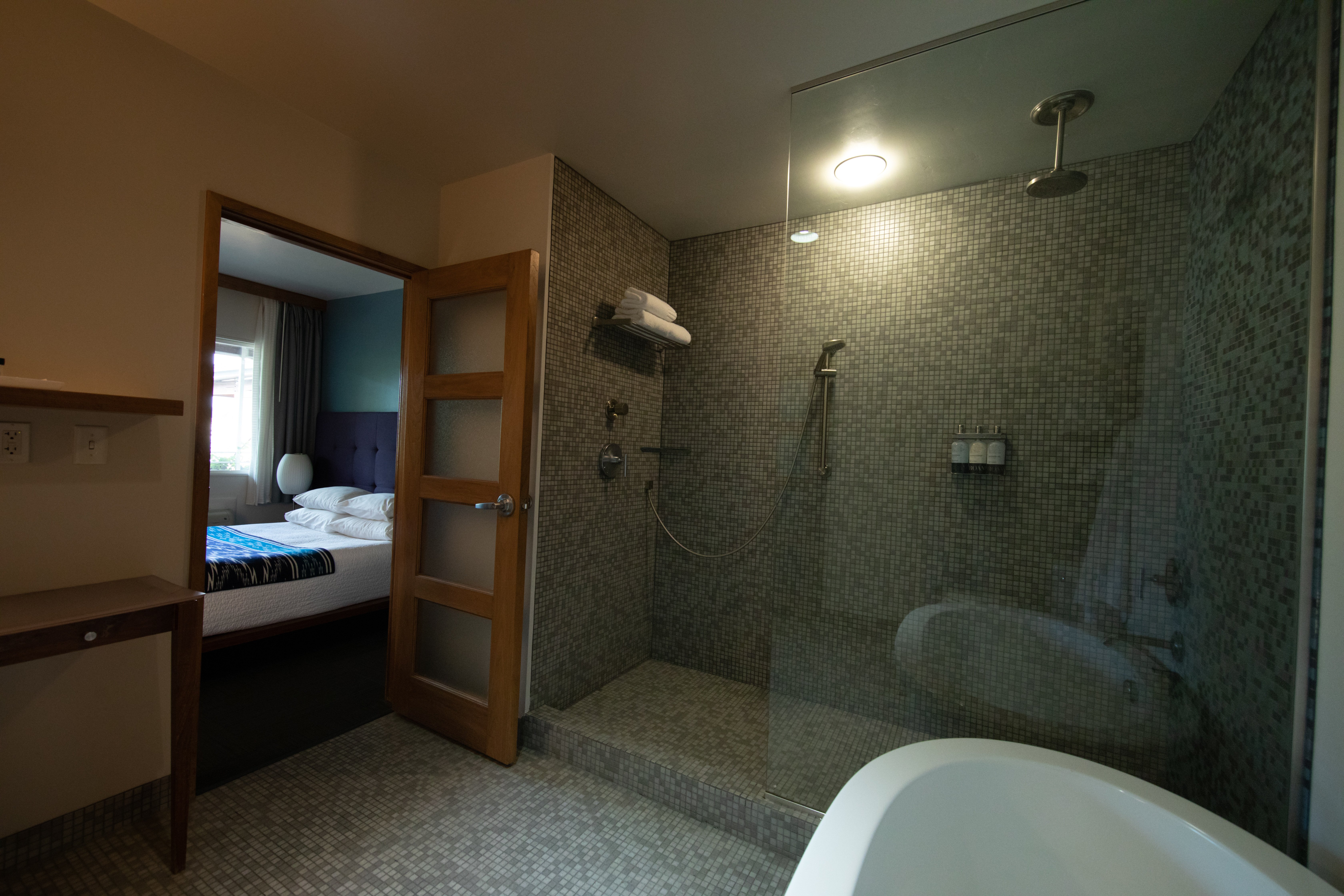 Modern Hotel And Bar 44/48