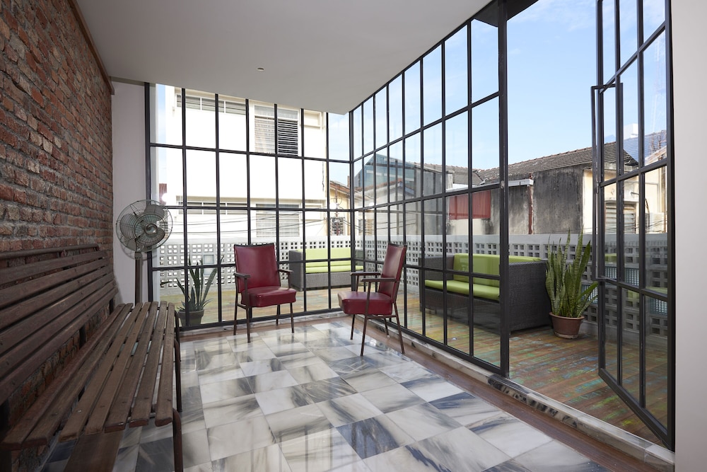 Macalister Terraces Hotel 33/37