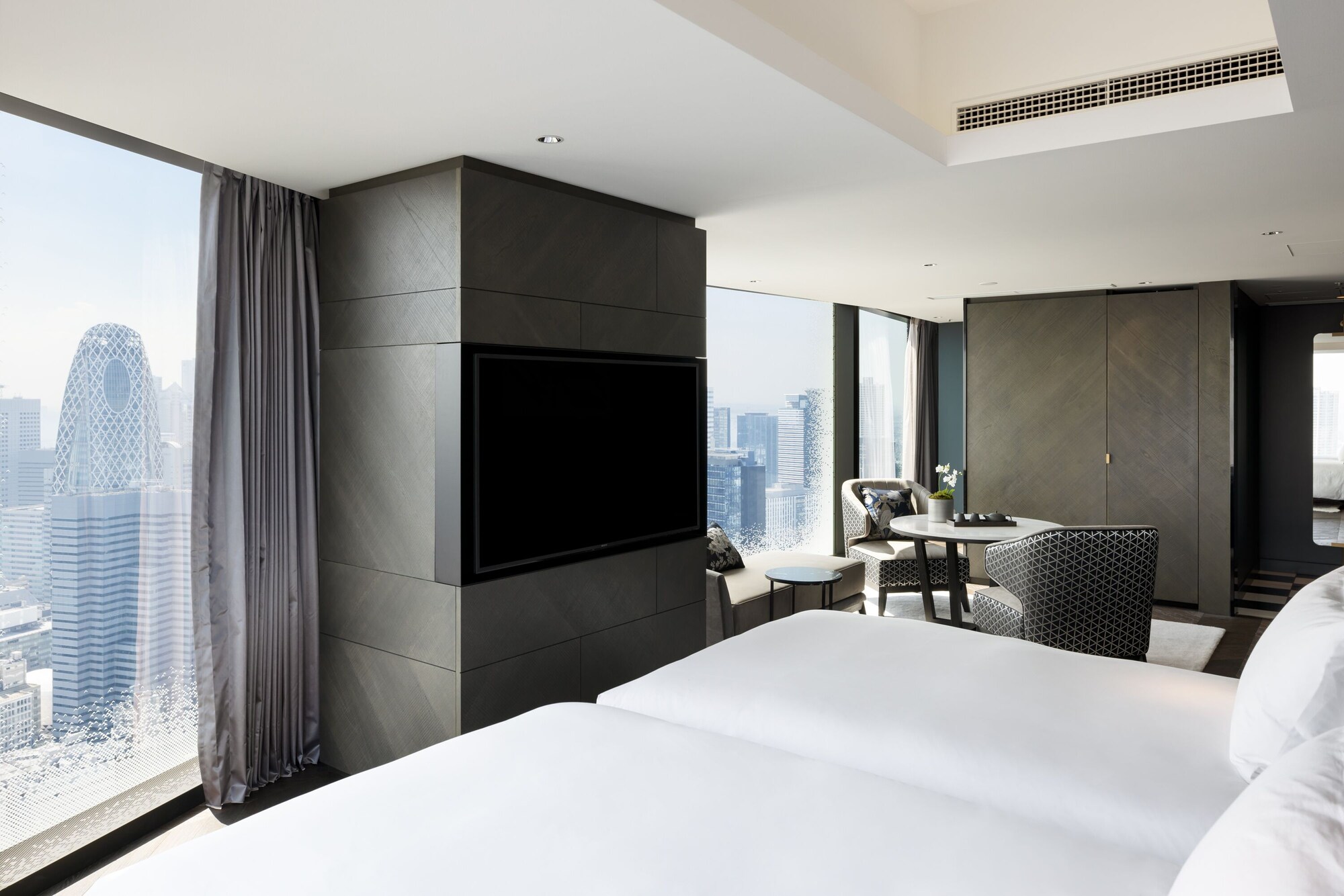 DELUXE, STUDIO, TWIN BEDS