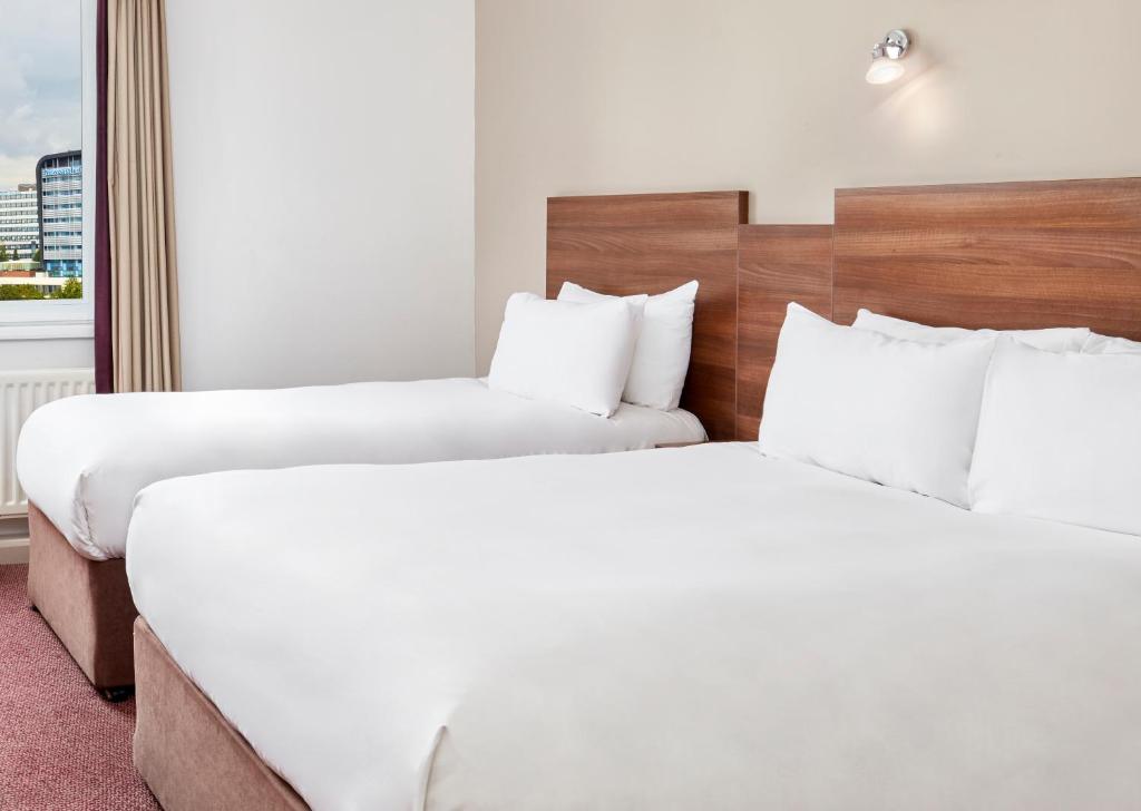 Room, Twin Beds, 1 Double and 1 Single Bed, Quay Side